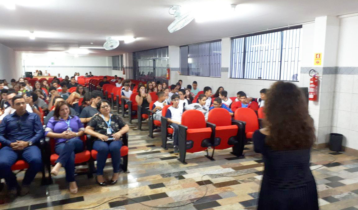 Alunos assistindo à apresentação da cantora Lúcia Muniz